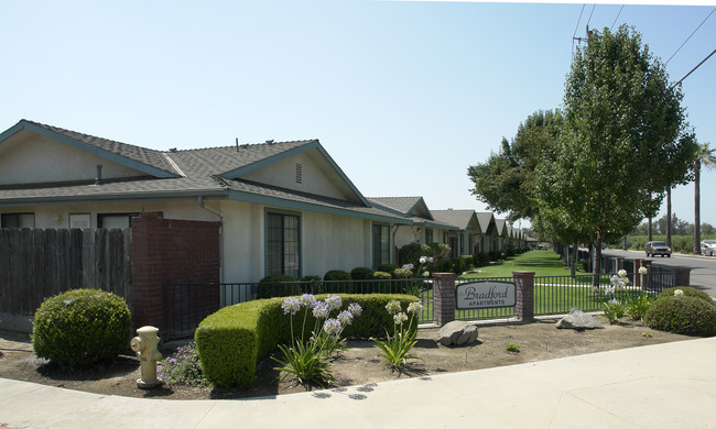 Bradford Apartments in Reedley, CA - Building Photo - Building Photo