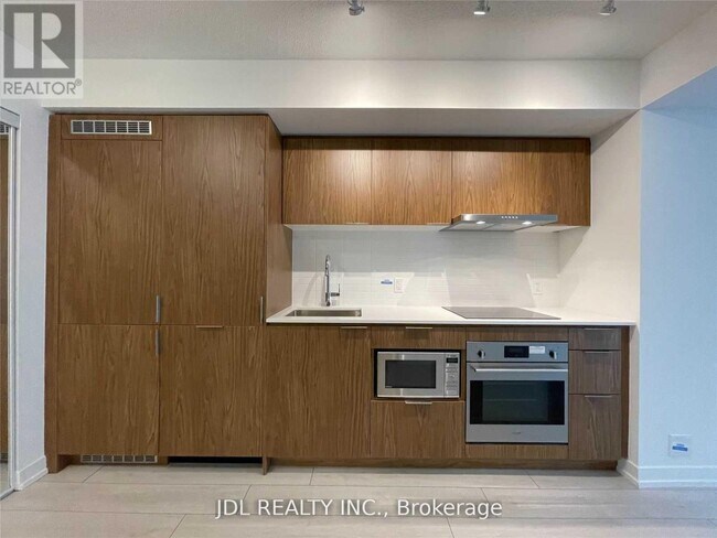 60-360 Shuter St in Toronto, ON - Building Photo - Building Photo