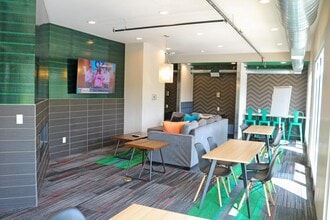 The Quarters East Lansing in East Lansing, MI - Foto de edificio - Building Photo