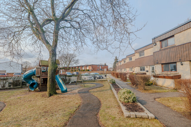 Quetico Court in Mississauga, ON - Building Photo - Building Photo