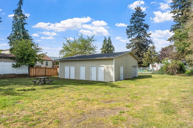 Cascade Apartments in Lakewood, WA - Building Photo - Building Photo