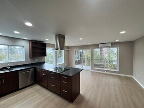 6015 Lakeview Dr in Kirkland, WA - Building Photo - Building Photo