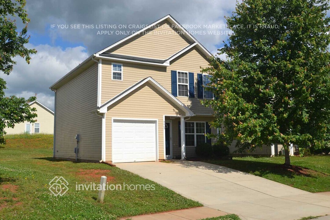 9409 Dewey Dr in Charlotte, NC - Building Photo