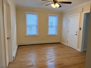 33 Hayward Pl in Wallington, NJ - Foto de edificio - Building Photo