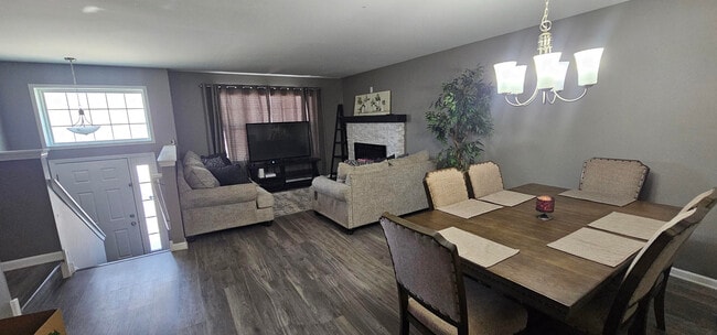 1125 Alta Vista Dr in Pingree Grove, IL - Building Photo - Building Photo