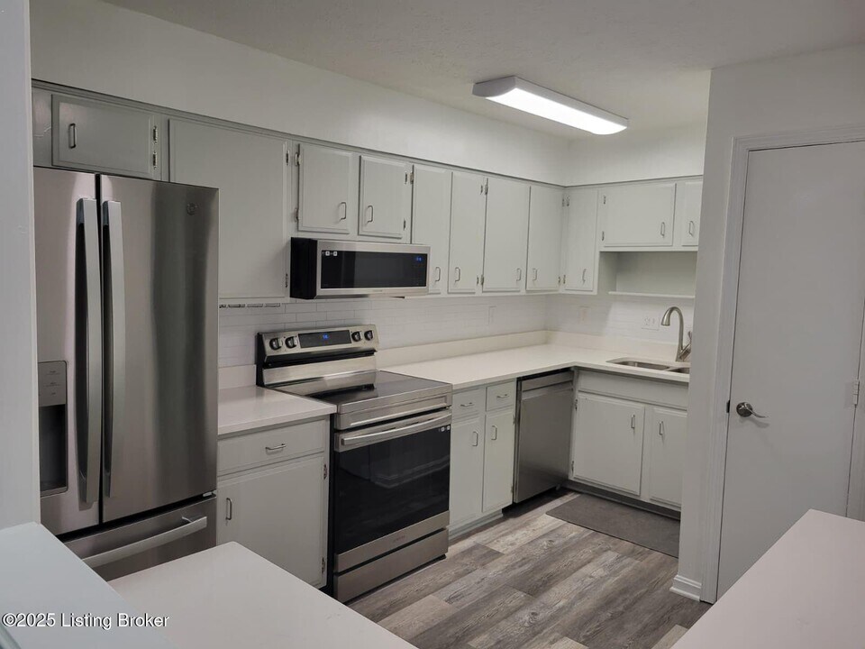 111 La Fontenay Ct in Louisville, KY - Building Photo