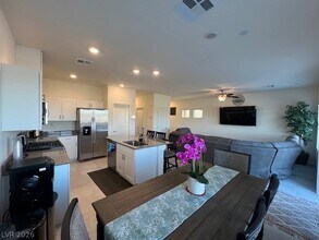 380 Larksong Ave in Henderson, NV - Building Photo - Building Photo