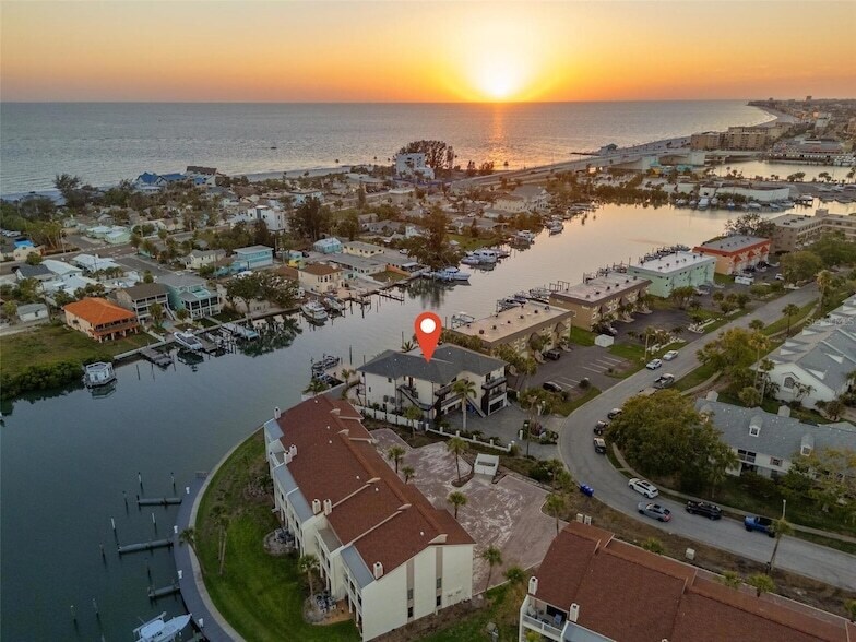 12400 Capri Cir N, Unit B in Treasure Island, FL - Building Photo