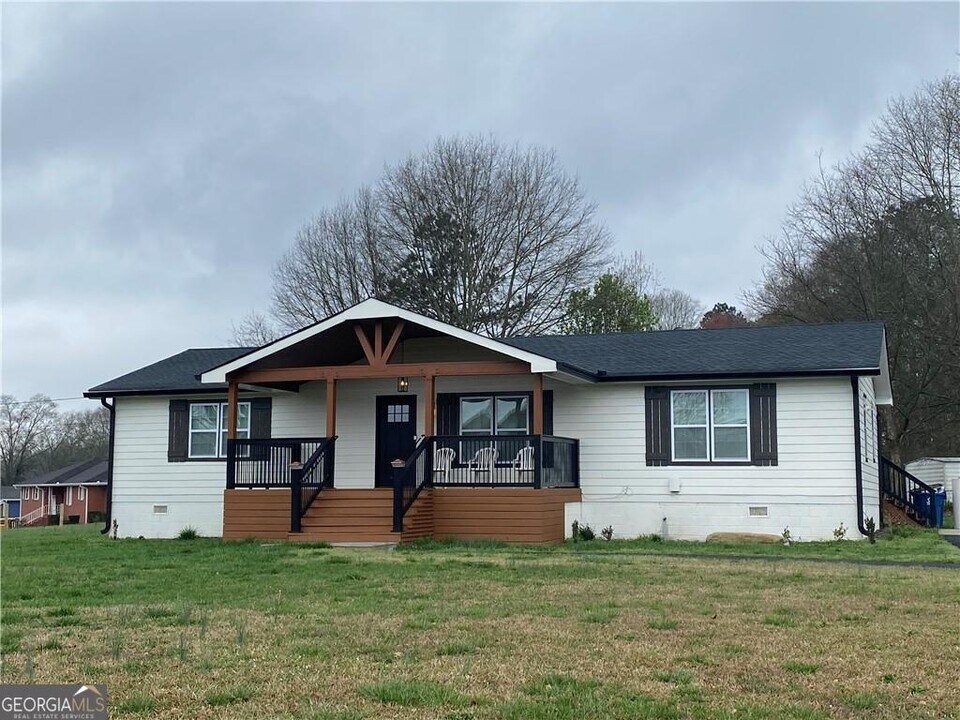 318 Willowwind Dr in Loganville, GA - Building Photo