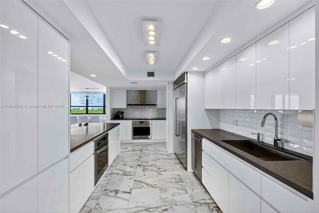 2 Grove Isle Dr in Miami, FL - Building Photo - Building Photo