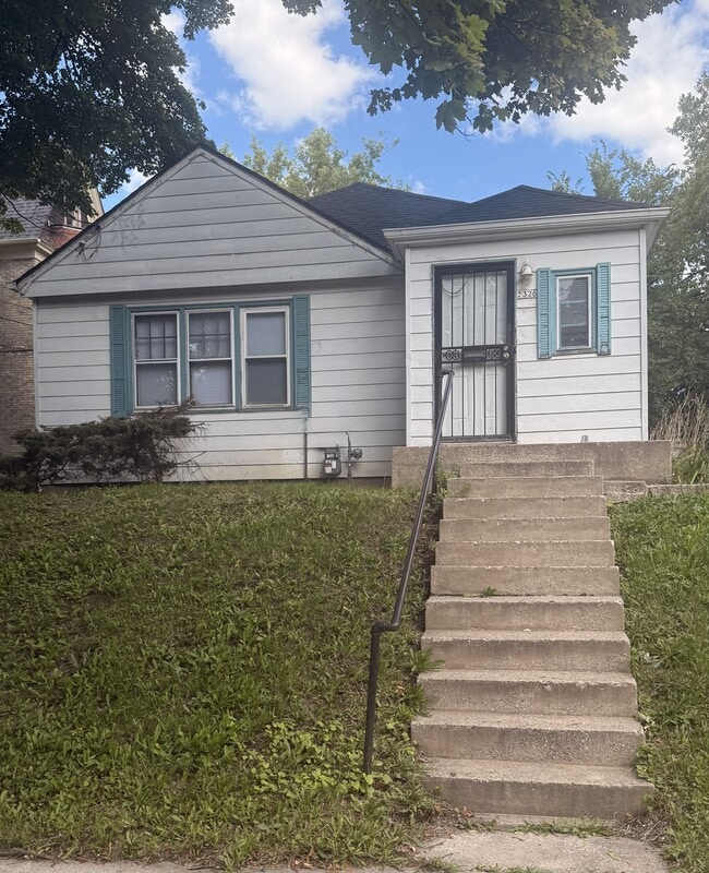 2326 W Vine St in Milwaukee, WI - Building Photo - Building Photo