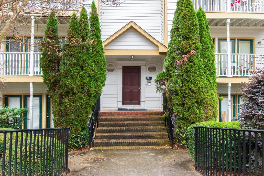 2011 Quaker Landing in Raleigh, NC - Foto de edificio