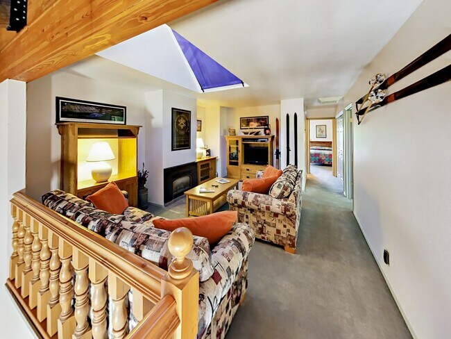 8014 S Sunnyoak Cir in Cottonwood Heights, UT - Building Photo - Building Photo