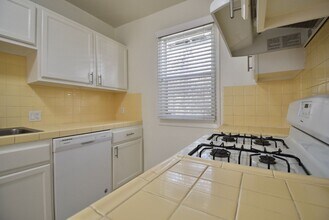 5212 Fountain Ave in Los Angeles, CA - Foto de edificio - Building Photo
