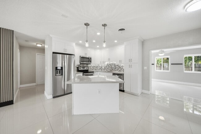 5031 NE 23rd Terrace in Lighthouse Point, FL - Building Photo - Building Photo