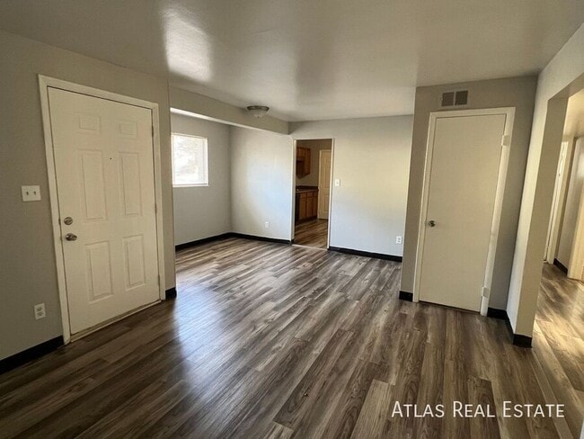 property at 2707 N Chestnut St