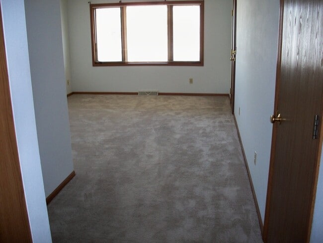 2051 Cliff Alex Ct S, Unit Apt 3 in Waukesha, WI - Foto de edificio - Building Photo