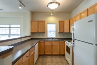 Brookfield Junction in Brookfield, WI - Foto de edificio - Interior Photo