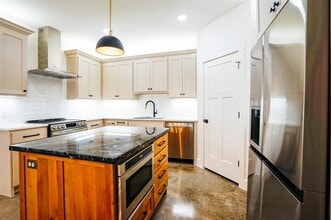 108 Cardinal Wds in Granbury, TX - Foto de edificio - Building Photo