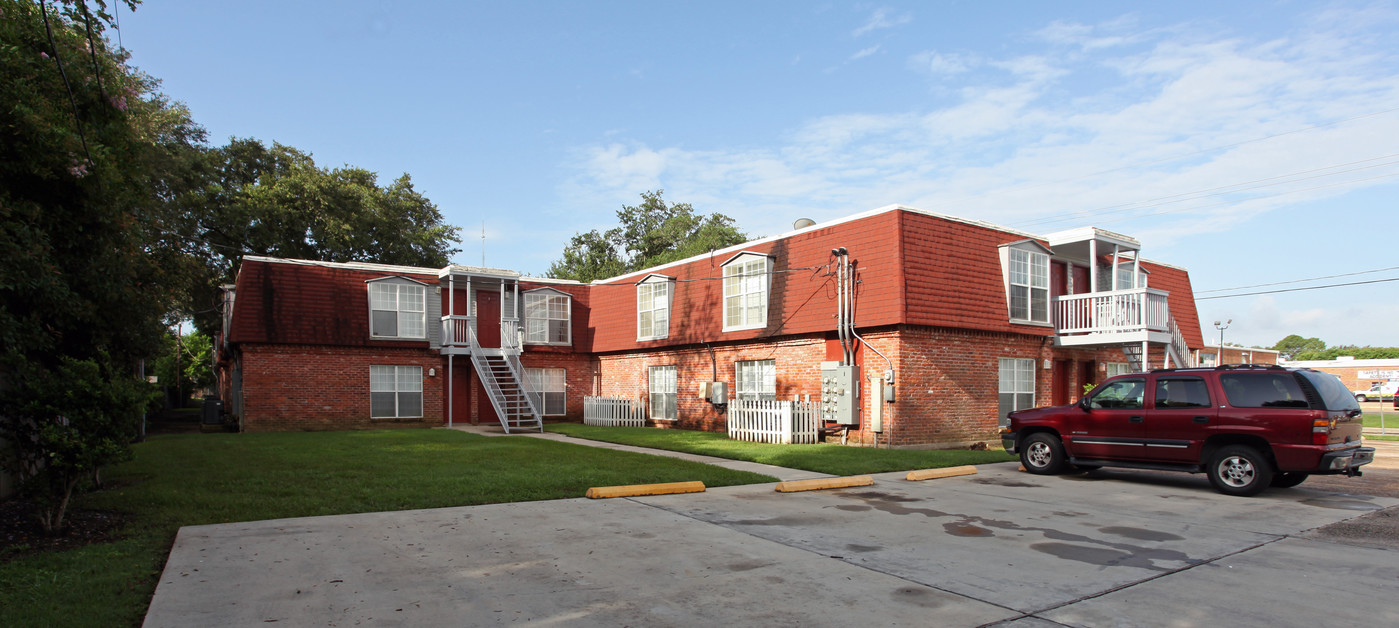 Alexas Gardens Apartments in Gretna, LA - Building Photo