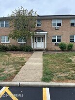 12 Manchester Ct in Freehold, NJ - Building Photo