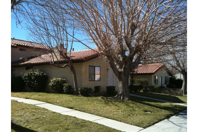 802 E Avenue J-12 in Lancaster, CA - Foto de edificio