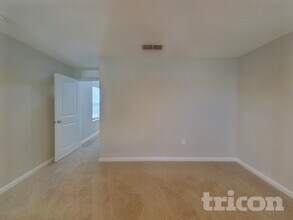 7741 Courage Ct in Jacksonville, FL - Foto de edificio - Building Photo