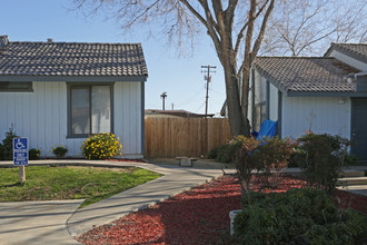 Las Palmas Gardens in Avenal, CA - Building Photo - Building Photo