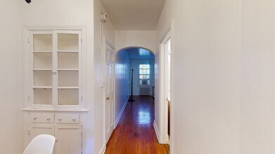 4034 Calvert St NW, Unit Apt 1 in Washington, DC - Foto de edificio - Building Photo
