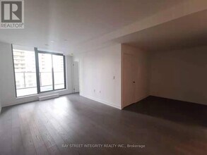 11 Wellesley St W in Toronto, ON - Building Photo - Building Photo