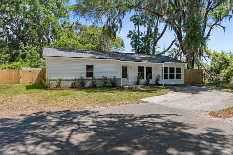 14 Twin Lakes Rd in Beaufort, SC - Building Photo