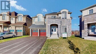 16 Slater Ct in East Gwillimbury, ON - Building Photo