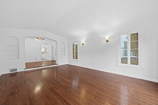 429 N Gardner St, Unit 431 in Los Angeles, CA - Building Photo