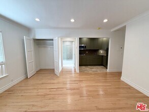 204 S Reeves Dr in Beverly Hills, CA - Building Photo - Building Photo