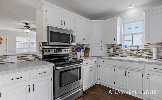 4401 NW Pennington Ln in Blue Springs, MO - Foto de edificio - Building Photo