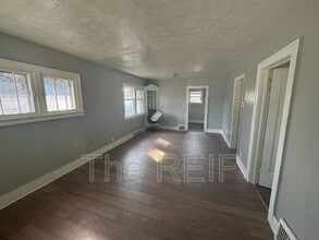 1023 Barrie Ave in Flint, MI - Building Photo - Building Photo