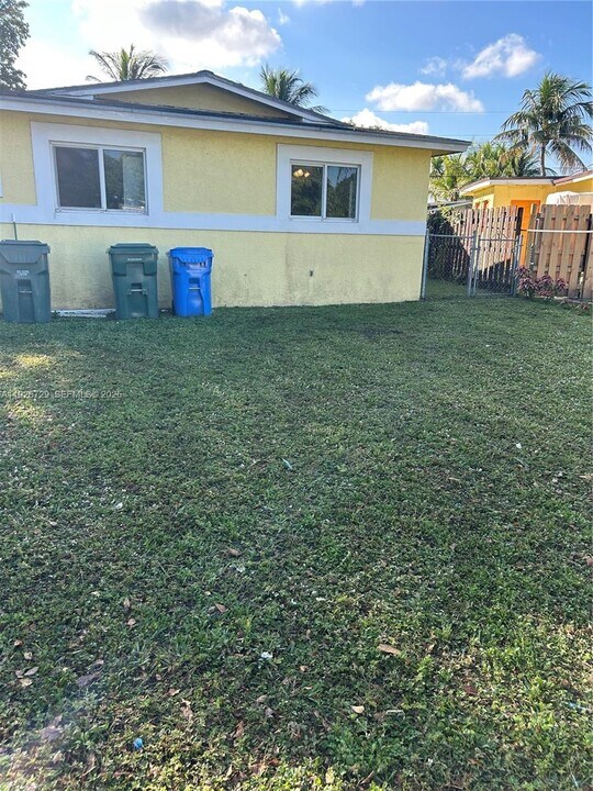 250 NE 41st St in Oakland Park, FL - Building Photo