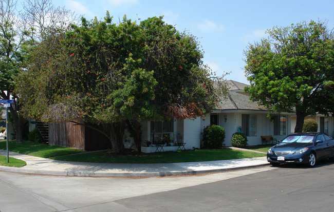 17091 Grove Cir in Huntington Beach, CA - Building Photo - Building Photo