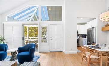 198 Hartford Dr in Newport Beach, CA - Building Photo - Building Photo
