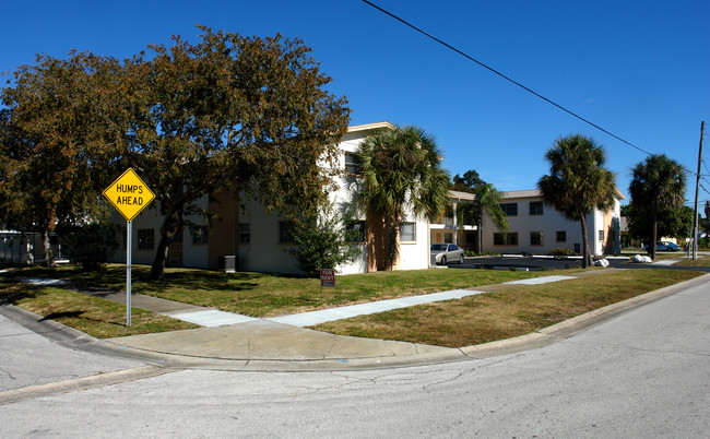 Saratoga in St. Petersburg, FL - Foto de edificio - Building Photo