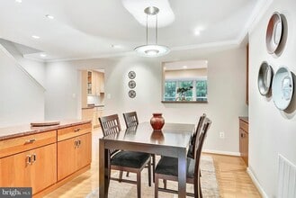 1107 Fairview Ct in Silver Spring, MD - Foto de edificio - Building Photo