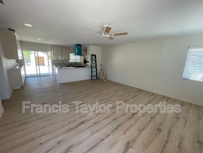 1124 La Honda Dr in Escondido, CA - Building Photo - Building Photo