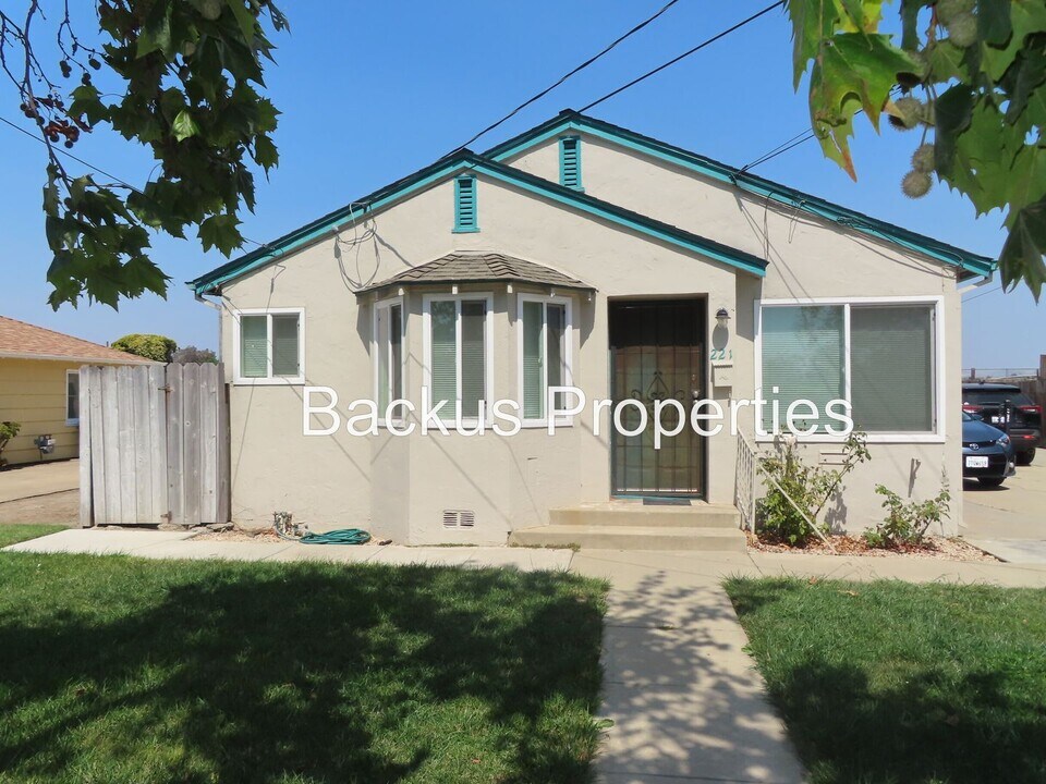 221 Chaparral St in Salinas, CA - Building Photo