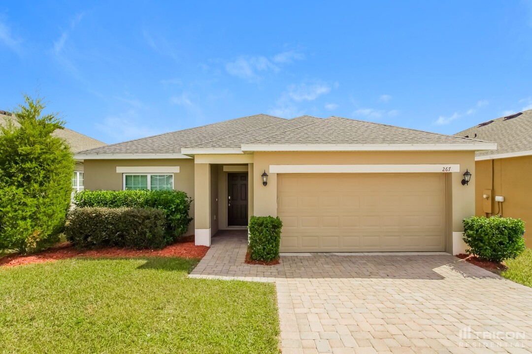 267 Sparrow Hawk Dr in Groveland, FL - Building Photo