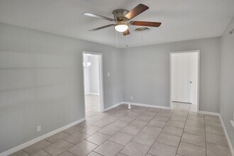 309 E Wright Blvd in Universal City, TX - Foto de edificio - Building Photo