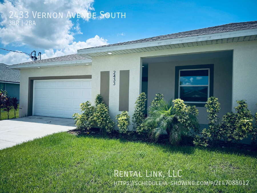 2433 Vernon Ave S in Lehigh Acres, FL - Building Photo