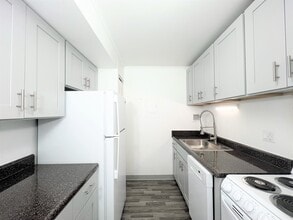 Cedar Place Apartments in Lansing, MI - Foto de edificio - Building Photo