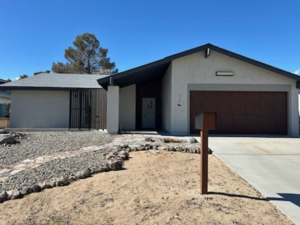 329 Dawn Ct in Ridgecrest, CA - Building Photo