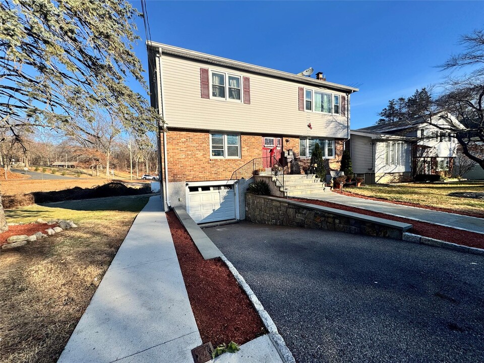 140 Condit St in Harrison, NY - Building Photo