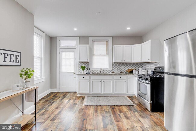 3219 E Monument St photo'